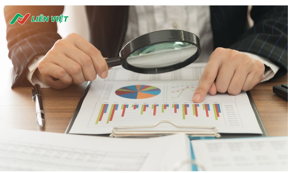 Kiểm toán thực hiện việc kiểm tra, đánh giá tính chính xác của số liệu kế toán tài chính