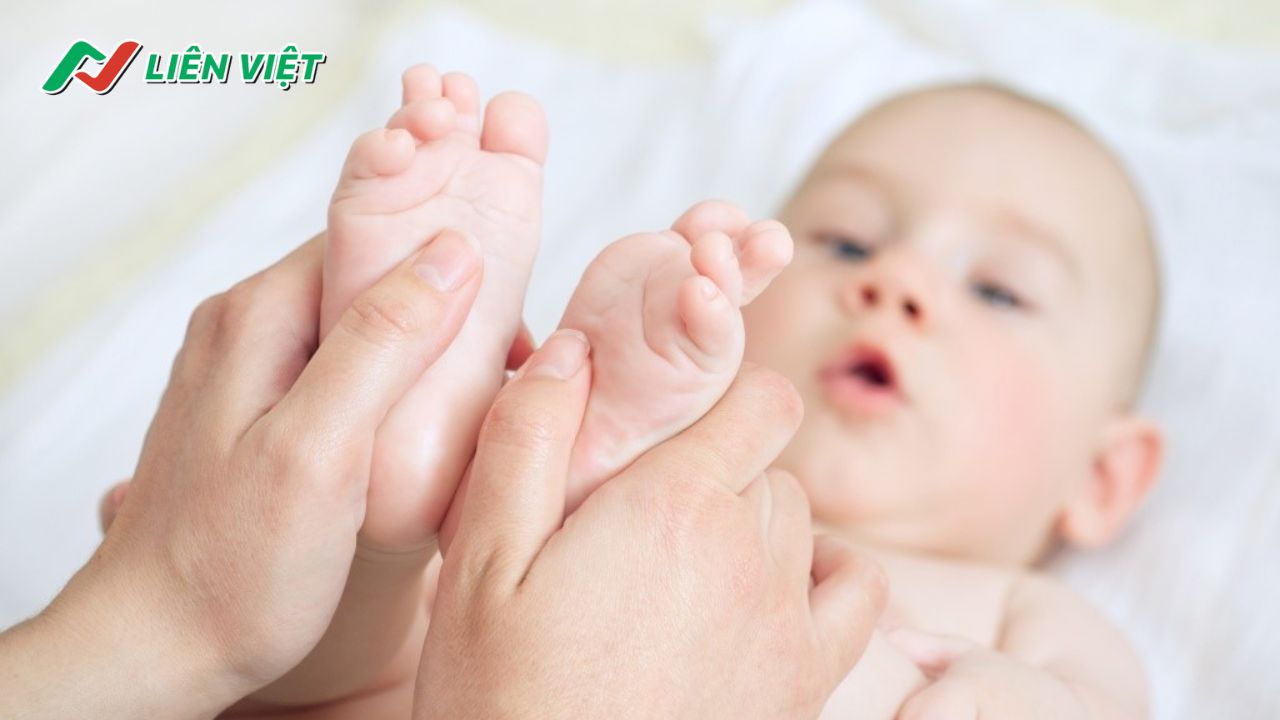 Massage chân cho bé