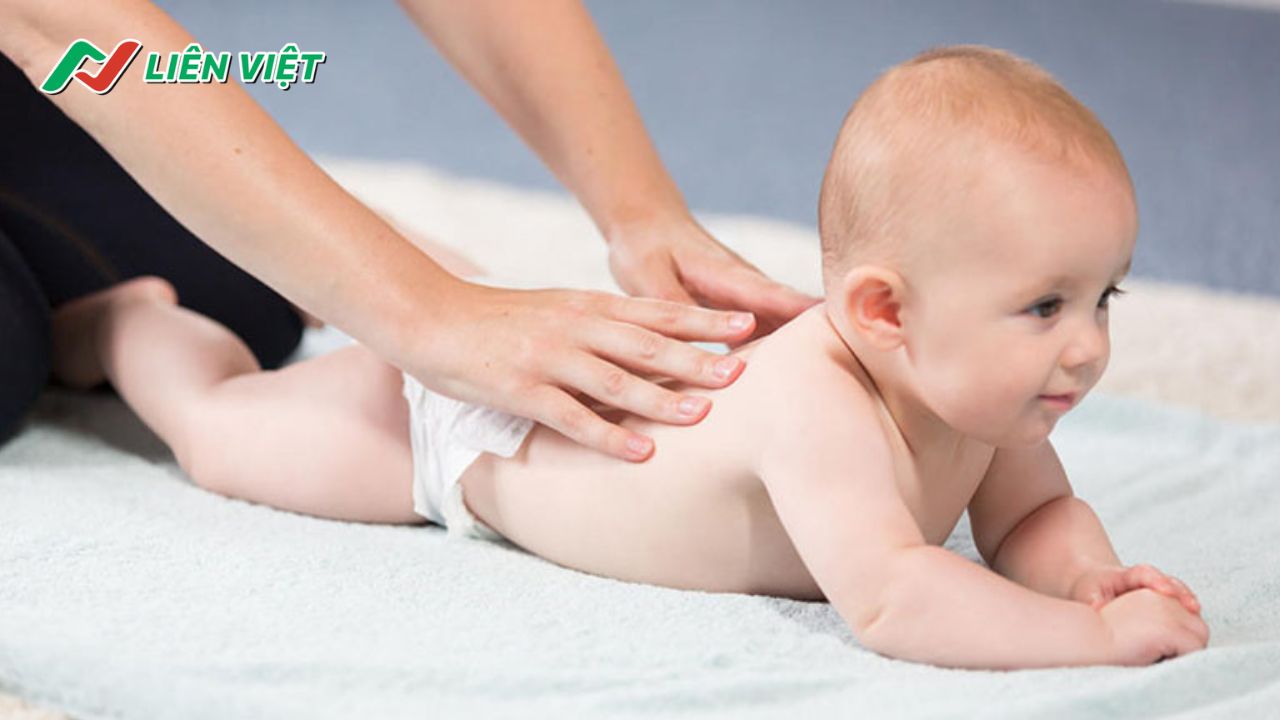 Massage lưng trẻ sơ sinh