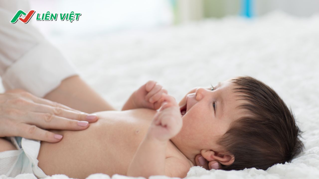 Massage bụng cho trẻ sơ sinh