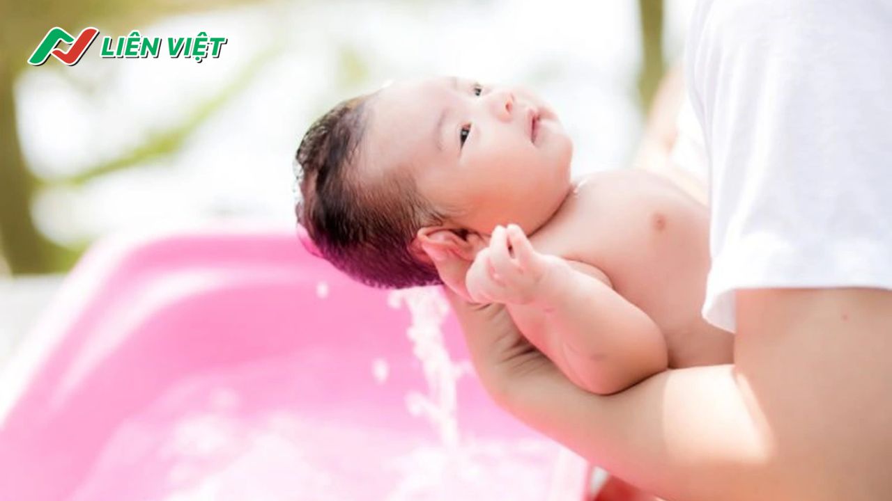 Các bước tắm cho trẻ sơ sinh 1 tháng tuổi đúng cách