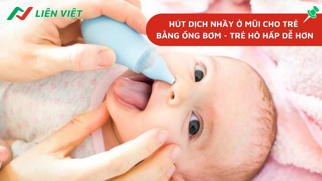 Hút dịch nhầy ở mũi bằng ống bơm giúp trẻ dễ hô hấp, giảm tình trạng ho