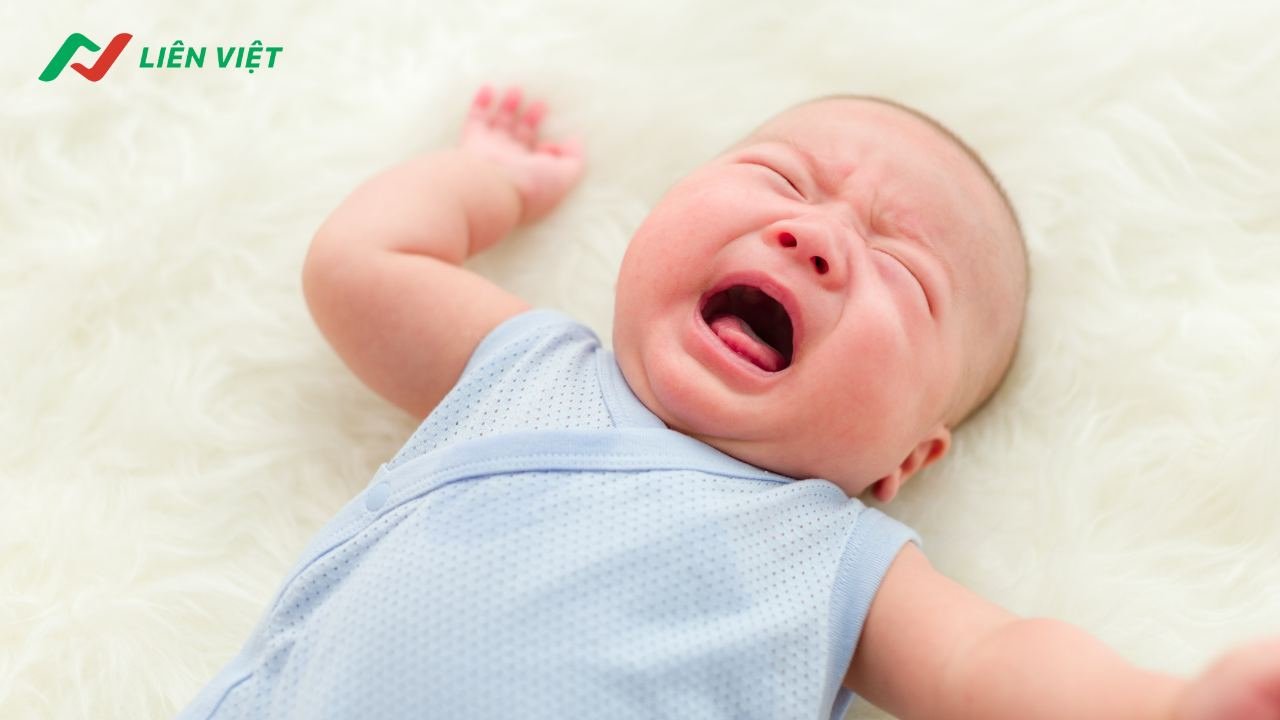 Bé quấy khóc là một trong những biểu hiện giúp ba mẹ nhận biết bé bị đầy hơi