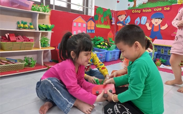 Khi gặp tình huống trẻ tranh giành đồ chơi, giáo viên cần biết cách xử lý để trẻ học cách nhường nhịn