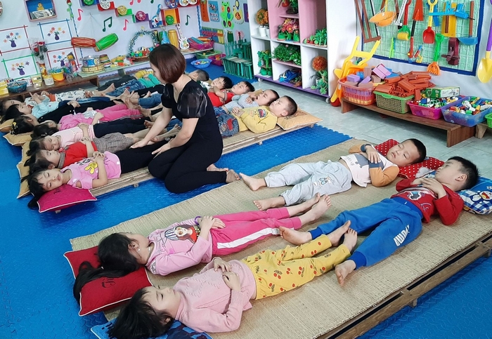 Khi phụ huynh phản ánh cô ép trẻ ngủ trưa, cô cần phối hợp với phụ huynh để điều chỉnh thói quen sinh hoạt của trẻ ở nhà và lớp