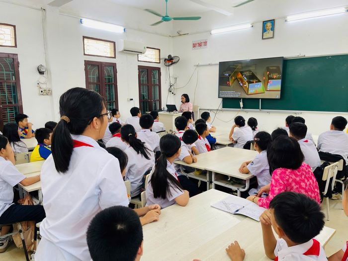 Để ứng dụng các phương pháp dạy học tích cực môn toán THCS, đầu tiên giáo viên cần xây dựng môi trường học tập khuyến khích sáng tạo
