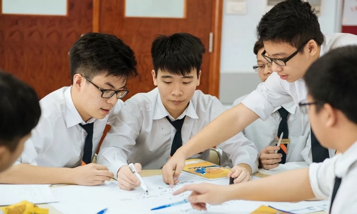 Khi áp dụng phương pháp dạy học tích cực môn toán THCS, giáo viên nên chia nhóm để học sinh hợp tác, làm việc nhóm