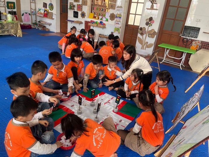Các phương pháp dạy học tích cực ở mầm non giúp trẻ phát triển kỹ năng giao tiếp, nêu ý kiến, lắng nghe bạn bè,...