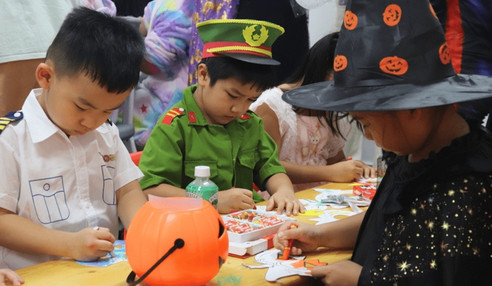 Phương pháp dạy học đóng vai giúp trẻ thỏa sức tưởng tượng, ddieuf chỉnh ngôn ngữ và hành vi phù hợp với nhân vật, tình huống