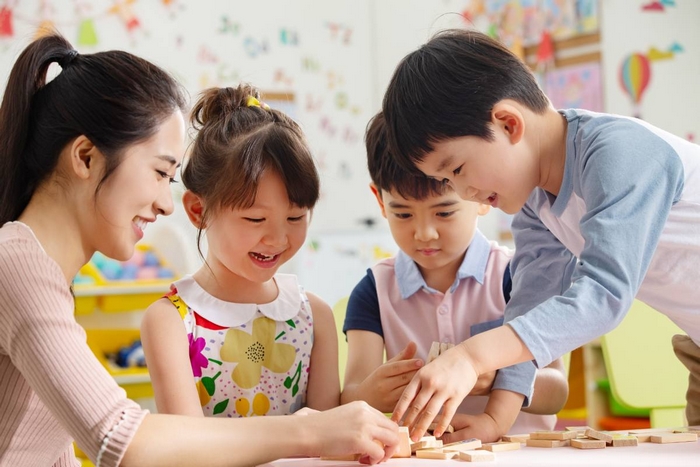 Trong các phương pháp dạy học tích cực ở mầm non, Montessori rất nổi tiếng, chú trọng các hoạt động cảm quan và trải nghiệm thực tế