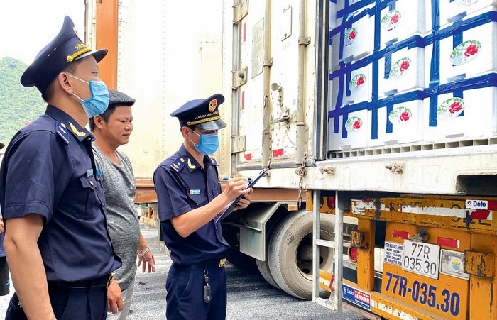 Doanh nghiệp không nắm rõ quy định chuyển cửa khẩu là gì có thể bị xử phạt/giữ hàng nếu hàng rách niêm phong khi vận chuyển