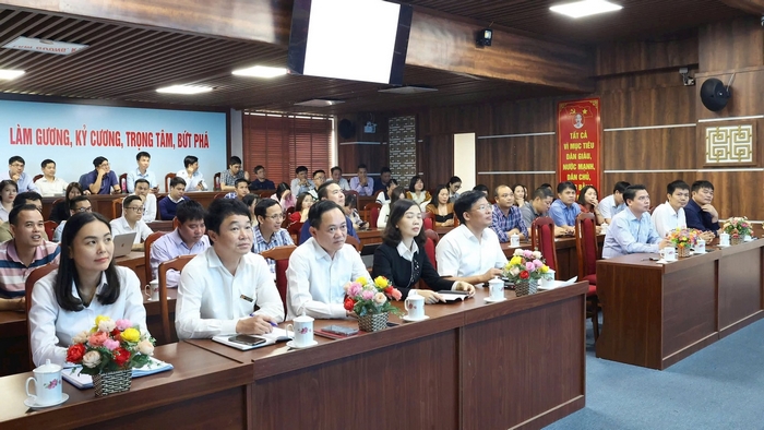 Sự khác biệt giữa pháp luật về công vụ và đạo đức công vụ là gì? Hai lĩnh vực khác nhau về nguồn gốc, vài trò,...