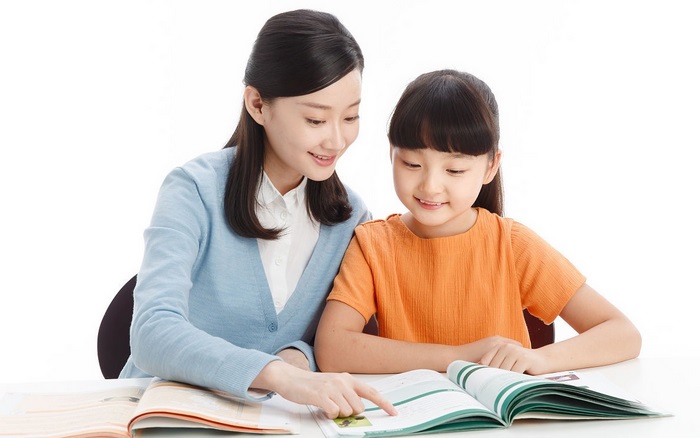Gia sư dạy kèm tại nhà TPHCM sẽ đến nhà học sinh theo lịch hẹn, linh hoạt, tiện lợi, giúp học sinh được học tập trong môi trường quen thuộc