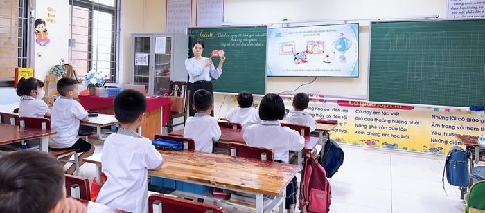 Khi áp dụng phương pháp dạy học trực quan, giáo viên cần đưa ra hình ảnh có hệ thống kèm lời giảng để học sinh tiếp thu dễ dàng