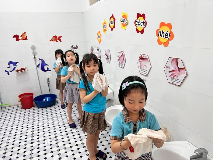 Thực hành cuộc sống, tự chăm sóc bản thân là một lĩnh vực được chú trọng với phương pháp giáo dục Montessori