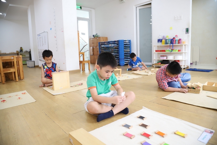 Phương pháp giáo dục Montessori đề cao tôn trọng không gian và thời gian riêng của trẻ để trẻ tập trung, phát triển tư duy độc lập