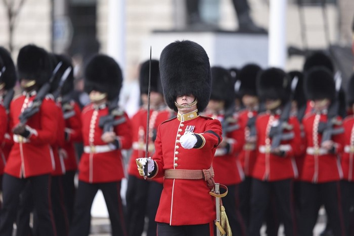 Lực lượng vệ binh Cận vệ Hoàng gia Anh thường thấy khu vực Cung điện Buckingham