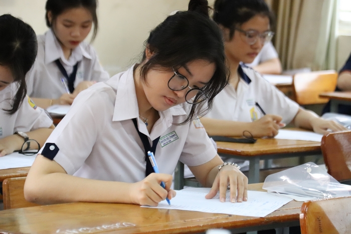 Xử lý tình huống học viên bị mất tài sản trong phòng thi thì bạn cần thể hiện thái độ bình tĩnh, tránh lan truyền tin đồn trong lớp trước