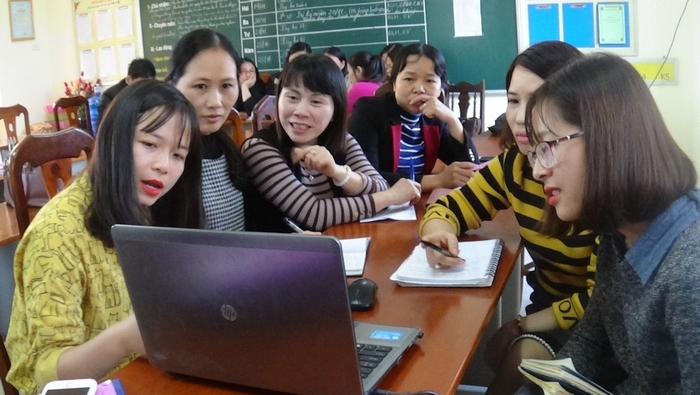 Khi thấy có đồng nghiệp không hợp tác khi làm việc nhóm, hãy nhẹ nhàng hỏi thăm để có cách xử lý phù hợp