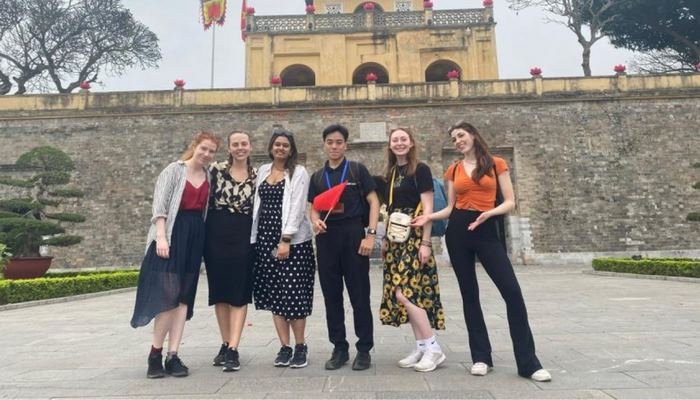 Khi bạn hiểu rõ văn hóa bản địa, con người của tour và điểm đến có thể rất hữu ích để xử lý các tình huống khi điều hành tour