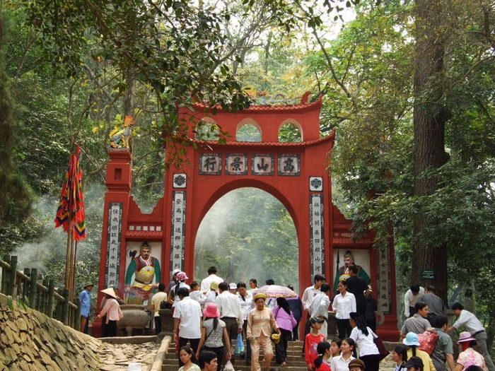 Du lịch tâm linh thu hút lượng lớn khách hành hương trong và ngoài nước, đông nhất thời điểm các tháng đầu năm