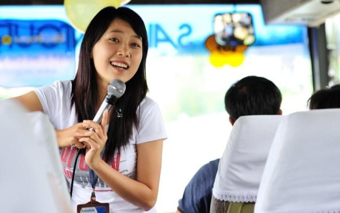Hướng dẫn viên có lời chào trang trọng thể hiện sự chuyên nghiệp và uy tín