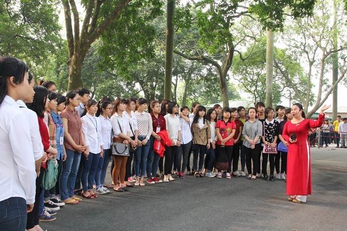 Sau khi có quyết định thu hồi thẻ hướng dẫn viên du lịch từ cơ quan có thẩm quyền, cá nhân cần nộp lại thẻ đúng thời hạn