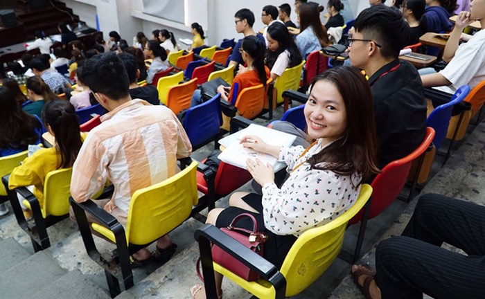 Để giảm học phí ngành hướng dẫn viên du lịch thì bạn có thể cân nhắc “săn” học bổng