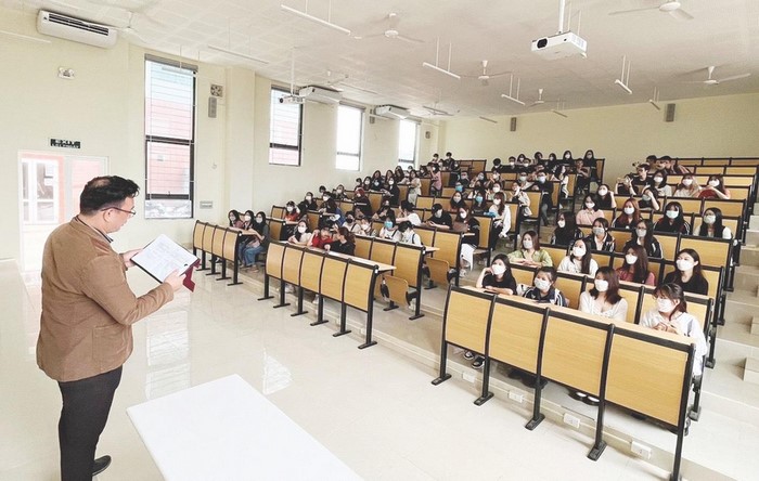 Thông thường mức học phí ngành hướng dẫn viên du lịch của chương trình trung cấp sẽ thấp hơn các chương trình chính quy khác