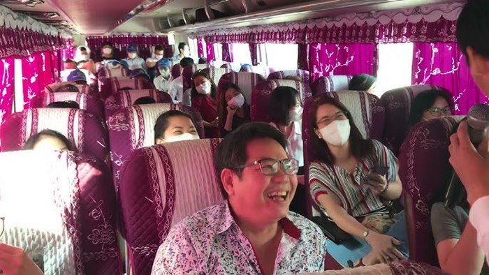 Trong kịch bản hướng dẫn viên du lịch không thể thiếu kế hoạch hoạt động khi trên xe di chuyển đến điểm du lịch