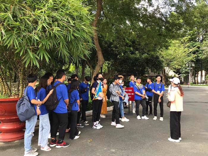 Kịch bản hướng dẫn viên du lịch cần thông báo phương án hướng dẫn, quản lý đoàn tại điểm đến