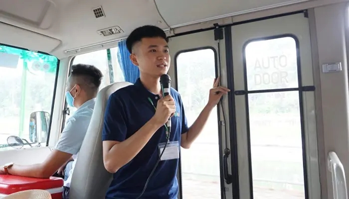 Trong lời chào của hướng dẫn viên du lịch thì cần giới thiệu cả tên và vai trò của bản thân trong chuyến đi