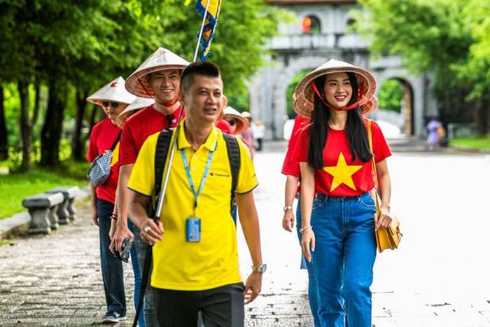 Tiền tip là tự nguyện, tiền tip cho hướng dẫn viên du lịch trong nước bao nhiêu cần tùy theo khả năng tài chính của bạn