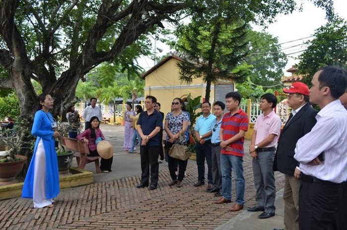 Bạn chưa biết nên đưa tiền tip cho hướng dẫn viên du lịch trong nước lúc nào thì hãy thực hiện trước lúc chia tay đoàn, kết thúc tour 