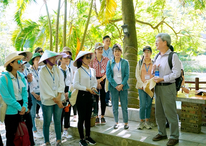 Mức xử phạt hướng dẫn viên du lịch khi cho người khác sử dụng thẻ hành nghề là phạt tiền từ 3.000.000  -5.000.000 đồng