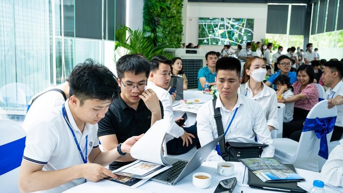 Một điều kiện hành nghề môi giới bất động sản mọi cá nhân cần đáp ứng là trình độ, học vấn