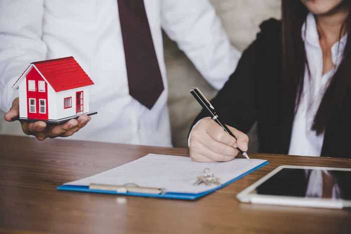 Cần hiểu rõ làm bất động sản có cần bằng cấp không theo quy định pháp luật để không gặp rủi ro pháp lý khi hành nghề