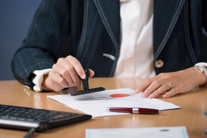 Một trong các loại phí chuyển nhượng bất động sản là phí công chứng giấy tờ, hợp đồng theo quy định