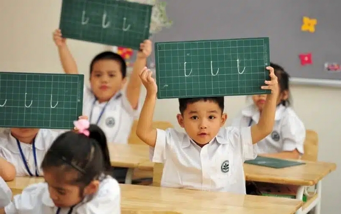 Một nội dung quan trọng của chương trình đào tạo chứng chỉ dạy tiền tiểu học là hướng dẫn trẻ viết các nét cơ bản