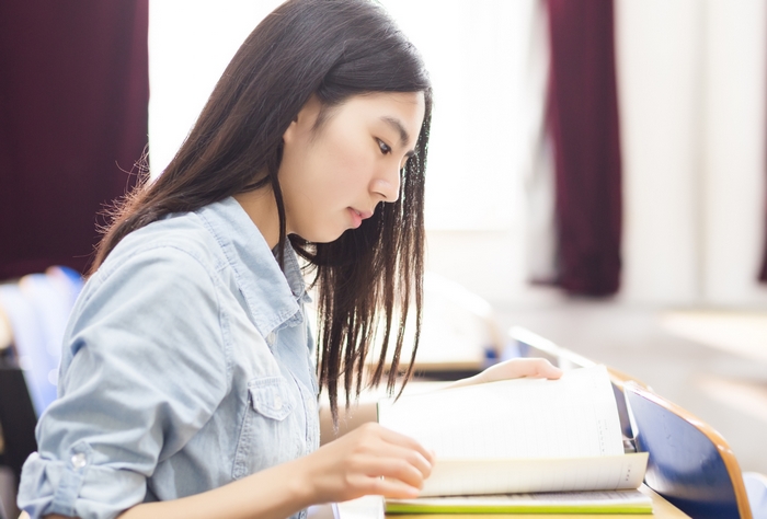 Tài liệu Nâng Cao Chất Lượng Tự Học còn phân tích cả nhân tố bên trong và bên ngoài ảnh hưởng đến tự học