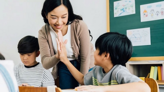 Xử lý các tình huống giao tiếp sư phạm khéo léo giúp gắn kết tình cảm với học sinh, duy trì môi trường học tập tích cực, thân thiện