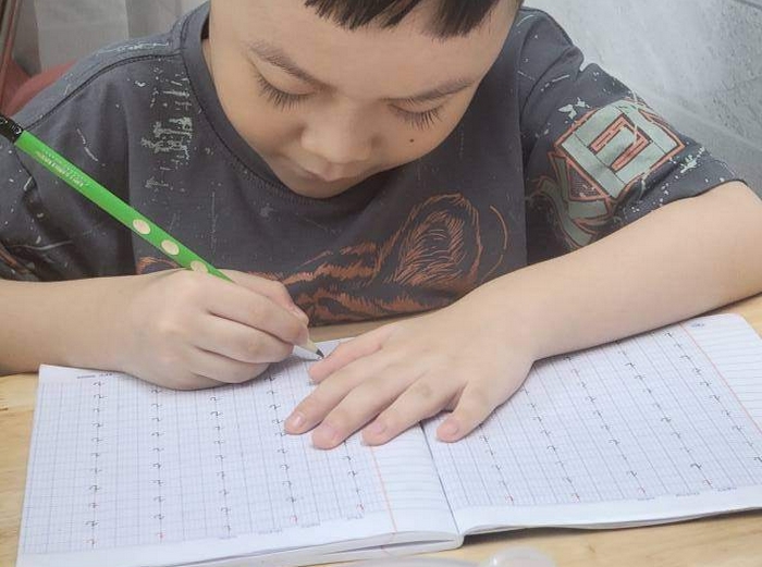 Luyện chữ tiền tiểu học giúp bé làm quen với các nét cơ bản, chữ cái, từ đơn giản trước khi vào lớp 1