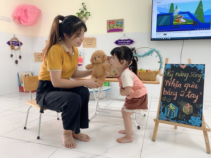 Một hoạt động dạy trẻ về cách nhận quà, nói lời cảm ơn