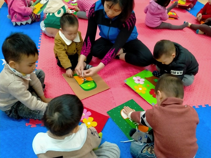 Hoạt động hướng dẫn trẻ tự buộc dây giày