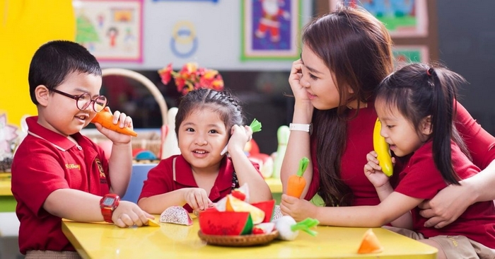 Hoạt động rèn hợp tác, chia sẻ đồ chơi với bạn bè