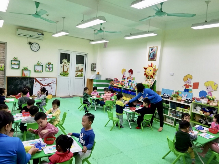 Giáo viên đang tổ chức hoạt động tạo hình cho trẻ mầm non trong giờ học trên lớp