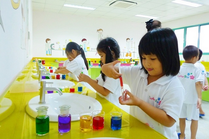 Hoạt động khám phá khoa học cho trẻ mầm non là quá trình hướng dẫn trẻ tìm hiểu, quan sát, thí nghiệm,...