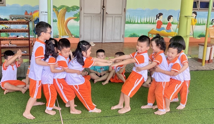 Giáo viên nên tổ chức nhiều hoạt động vui chơi đội nhóm để phát triển kỹ năng xã hội cho trẻ mầm non